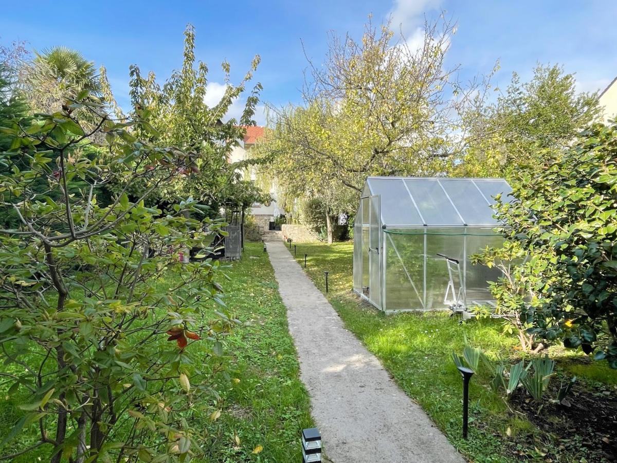 Maisonnette Dans Jardin Partage Colombes  Exterior photo